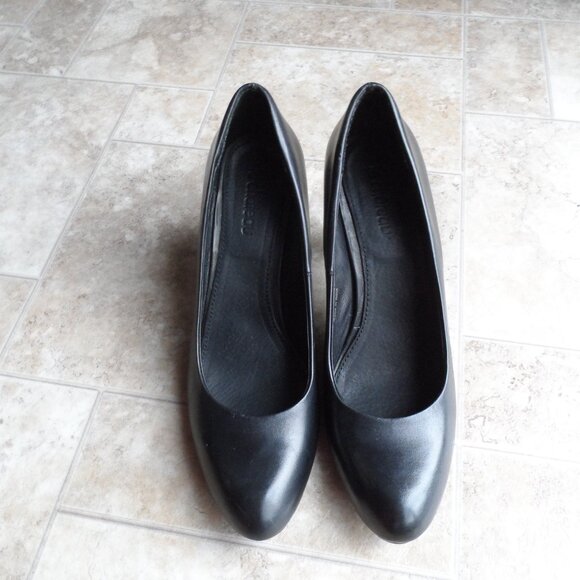 Le Chateau- woman black  shoes  Size 7 Genuine Leather - Picture 10 of 12